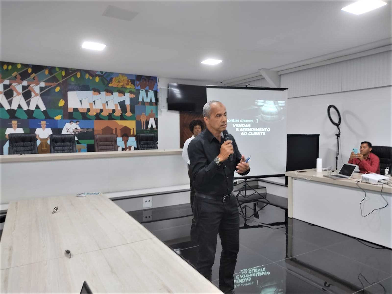 Camacã: Prefeitura de Camacã, SEBRAE e CDL promovem palestra sobre atendimento a clientes em vários temas